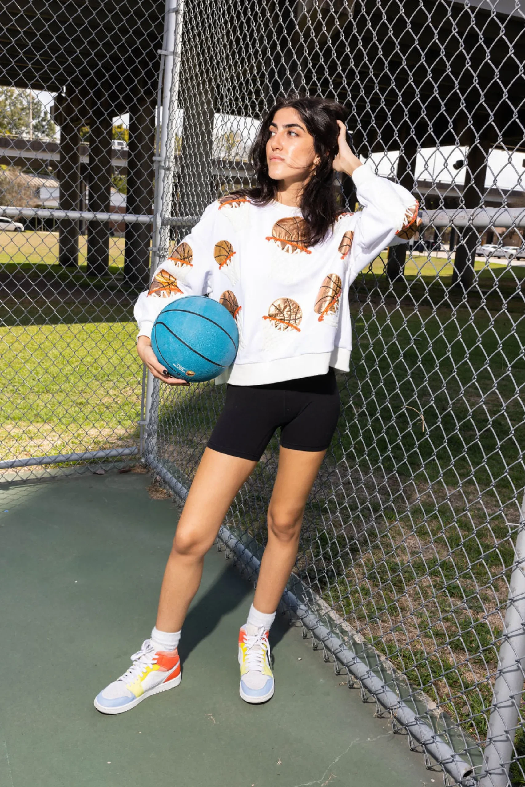 Hot Queen Of Sparkles Basketball Hoop Sweatshirt White