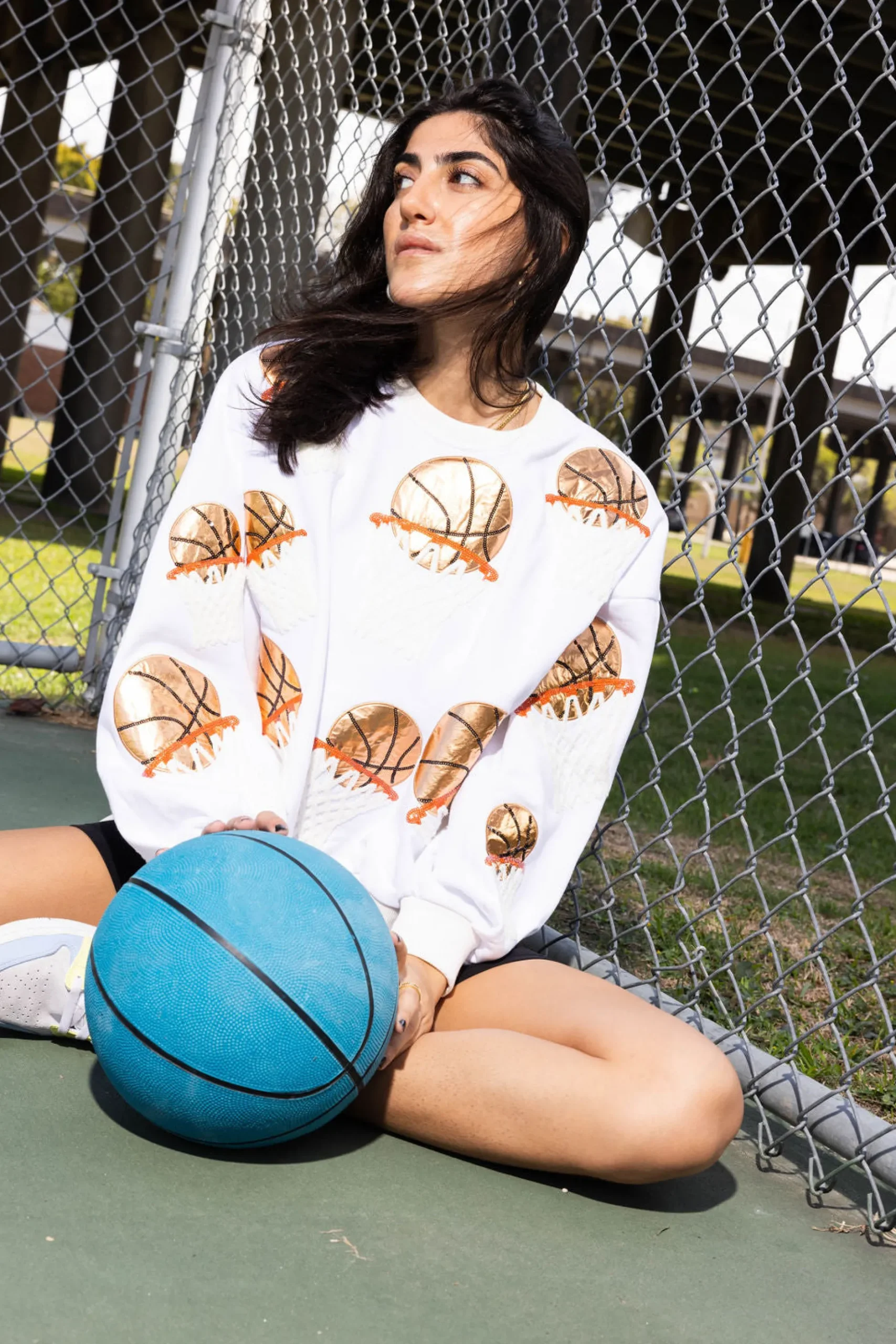 Hot Queen Of Sparkles Basketball Hoop Sweatshirt White